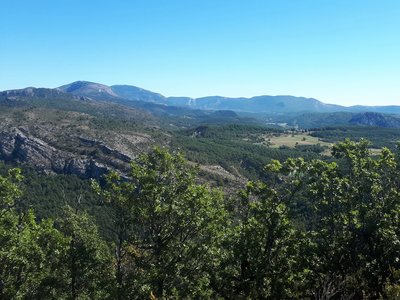 Panorama sur le sommet du Monthiver avec les barres rocheuses Les Baumes et la montagne du Lachens en arrière plan