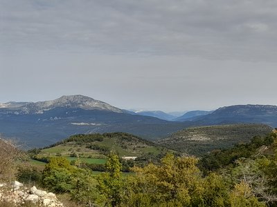 Vue panoramique sur les collines du Brouis et les Alpes